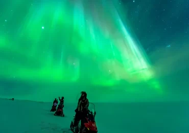 Paseo en moto de nieve y aurora boreal